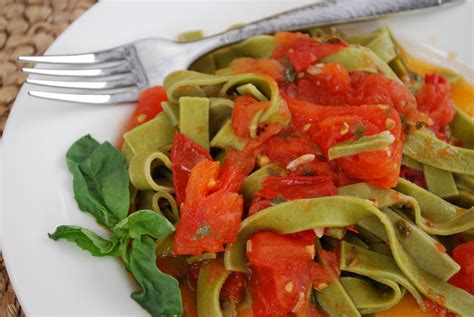 How many protein are in spinach fettuccine w/tomato basil sauce - calories, carbs, nutrition