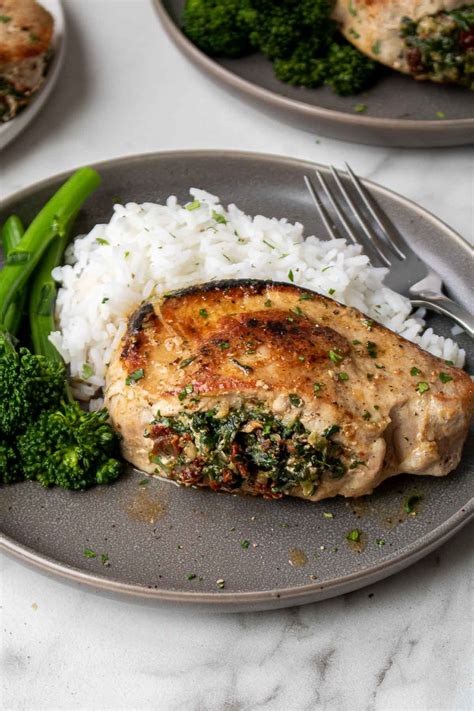 How many protein are in spinach stuffed pork chop - calories, carbs, nutrition