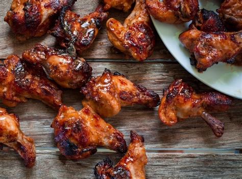 How many protein are in sriracha bbq chicken wings - calories, carbs, nutrition