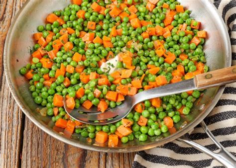 How many protein are in steamed garden peas and carrots - calories, carbs, nutrition