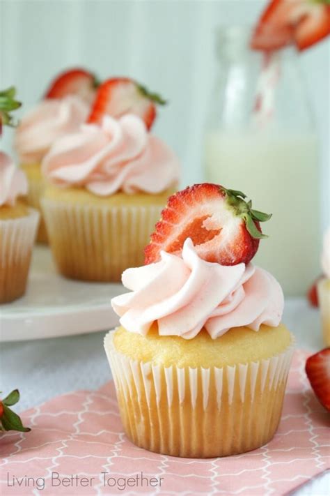 How many protein are in strawberries and cream cupcake - calories, carbs, nutrition