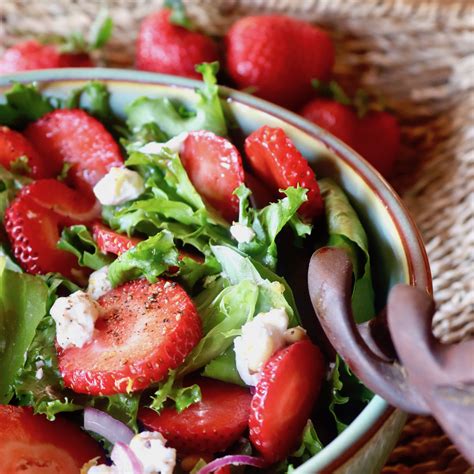 How many protein are in strawberry goat cheese salad (8 oz) - calories, carbs, nutrition