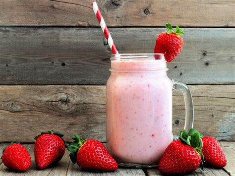 How many protein are in strawberry milkshake - calories, carbs, nutrition