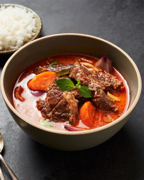 How many protein are in thai red curry beef - calories, carbs, nutrition