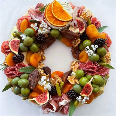 How many protein are in the festive wreath - calories, carbs, nutrition