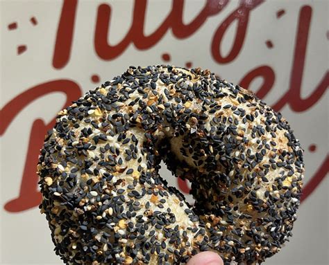 How many protein are in the old chicago bagel (71041.0) - calories, carbs, nutrition