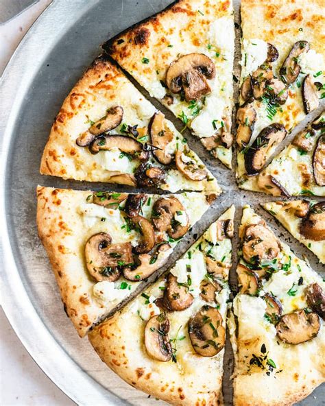 How many protein are in thin crust mushroom pizza - calories, carbs, nutrition