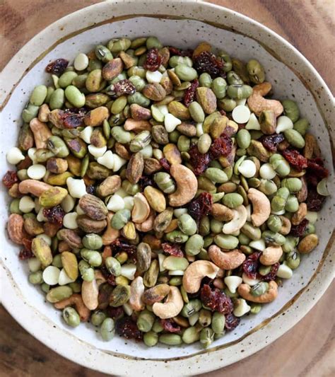 How many protein are in trail-mix, with cashews - calories, carbs, nutrition