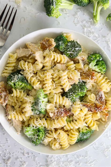 How many protein are in twelve pasta bowl alfredo balsamic chicken broccoli - calories, carbs, nutrition