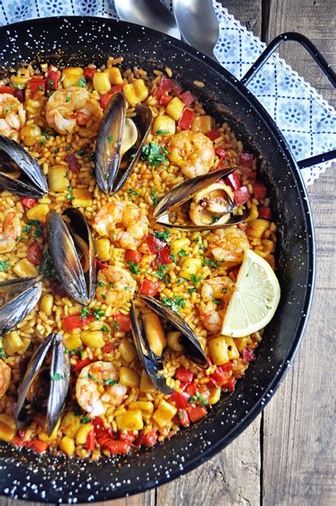 How many protein are in valencian salmon and vegetable paella - calories, carbs, nutrition