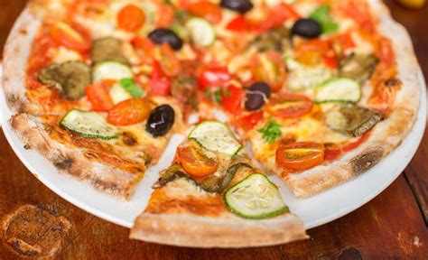 How many protein are in white pizza - calories, carbs, nutrition