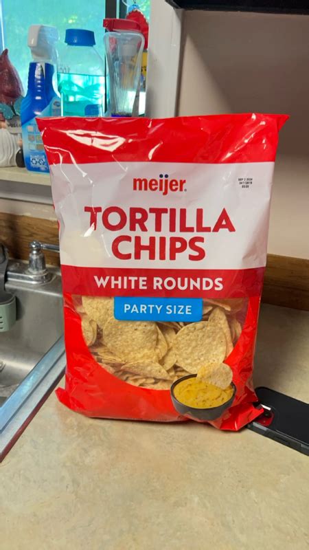 How many protein are in white rounds tortilla chips - calories, carbs, nutrition