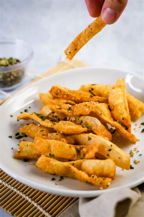 How many protein are in wonton strips fried 1 oz - calories, carbs, nutrition