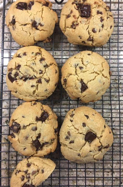 How many protein are in xl chocolate chip cookie - calories, carbs, nutrition