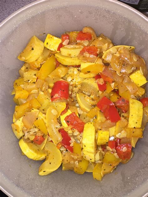 How many protein are in yellow squash, red pepper & peas saute - calories, carbs, nutrition