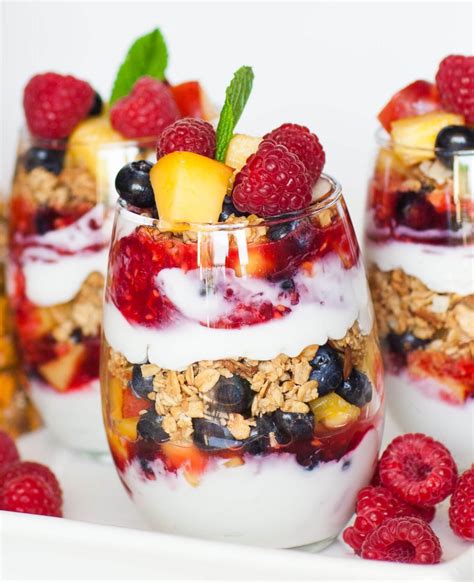 How many protein are in yogurt parfait with peaches and cream with granola, large - calories, carbs, nutrition
