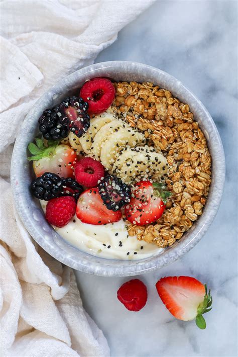 How many protein are in yogurt with granola - calories, carbs, nutrition