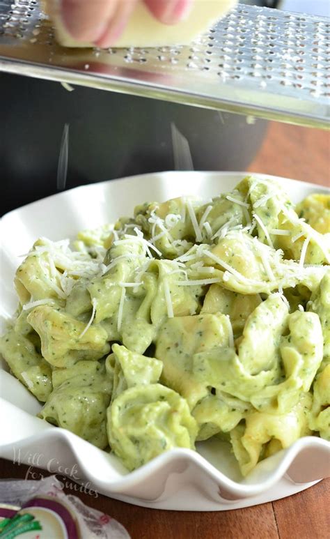 How many sugar are in alfredo, pesto & chicken baguette pizza - calories, carbs, nutrition
