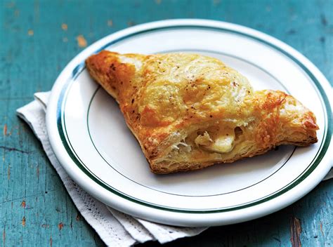 How many sugar are in apple cheddar turnover - calories, carbs, nutrition