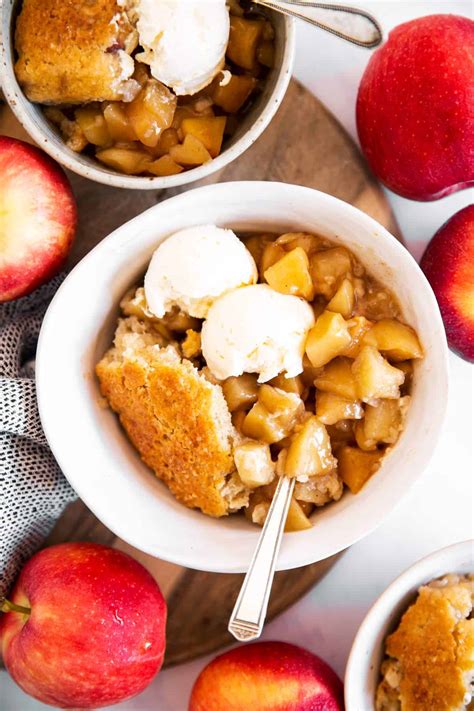 How many sugar are in apple cobbler with cinnamon biscuit - calories, carbs, nutrition