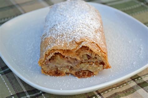 How many sugar are in apple strudel - calories, carbs, nutrition