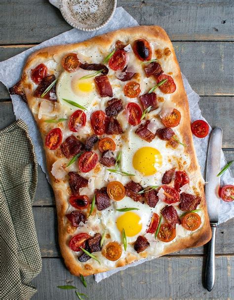 How many sugar are in bacon and eggs flatbread (8434.0) - calories, carbs, nutrition