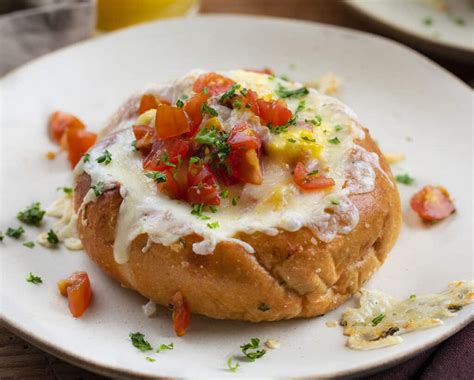 How many sugar are in bacon breakfast bread bowl - calories, carbs, nutrition