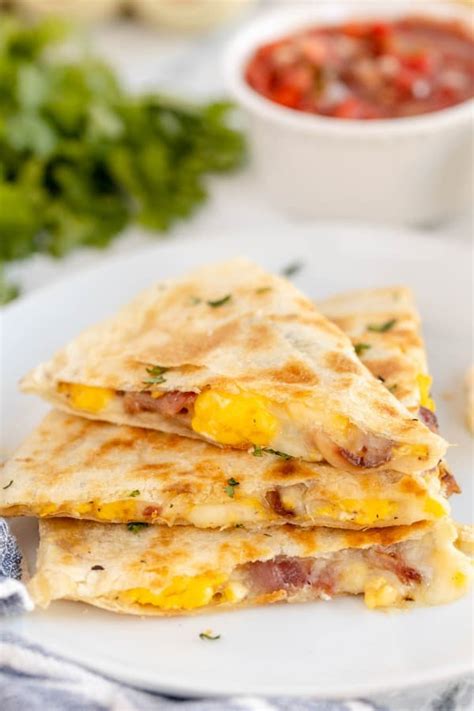 How many sugar are in bacon breakfast quesadilla - calories, carbs, nutrition