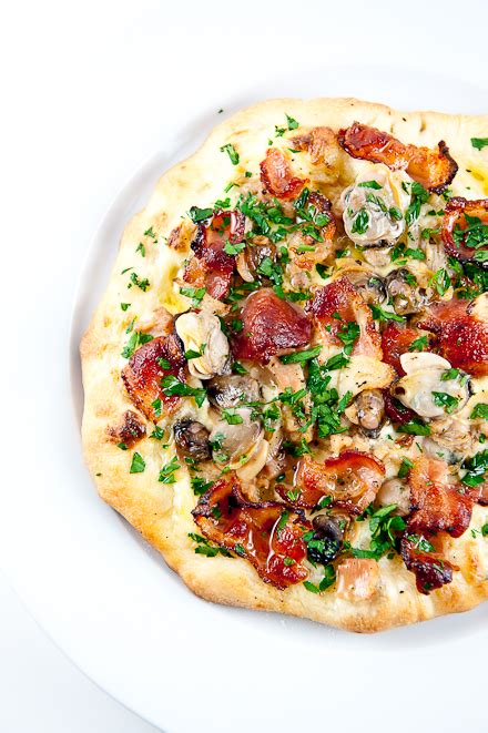 How many sugar are in bacon clam pizza (32589.9) - calories, carbs, nutrition