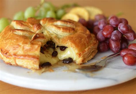 How many sugar are in baked brie en croute - calories, carbs, nutrition