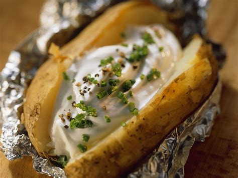 How many sugar are in baked potato w sour cream - calories, carbs, nutrition