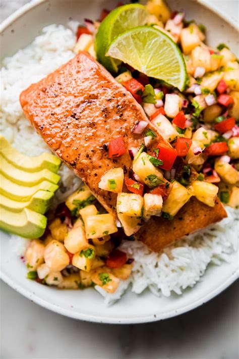How many sugar are in baked salmon with pineapple salsa - calories, carbs, nutrition