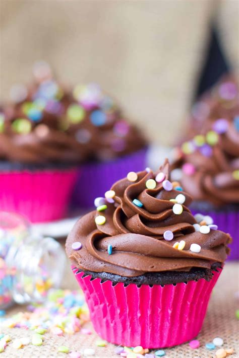 How many sugar are in banana cupcakes with chocolate frosting and toasted coconut - calories, carbs, nutrition