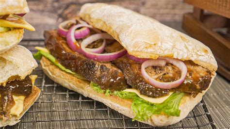 How many sugar are in bbq beef brisket sandwich - calories, carbs, nutrition