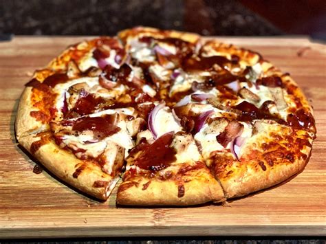 How many sugar are in bbq chicken and bacon pizza - calories, carbs, nutrition