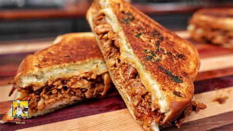 How many sugar are in bbq grilled chicken sandwich w/cheddar - calories, carbs, nutrition