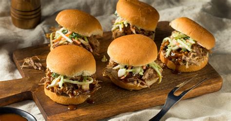 How many sugar are in bbq pulled pork bun - calories, carbs, nutrition