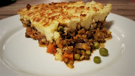 How many sugar are in bean and lentil pie - calories, carbs, nutrition