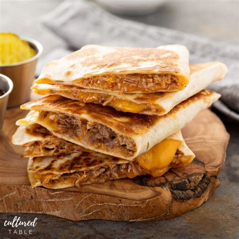 How many sugar are in beef quesadilla - calories, carbs, nutrition