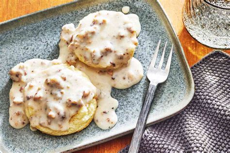 How many sugar are in biscuits and sausage gravy - calories, carbs, nutrition