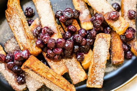 How many sugar are in blueberry french toast sticks (4) - calories, carbs, nutrition