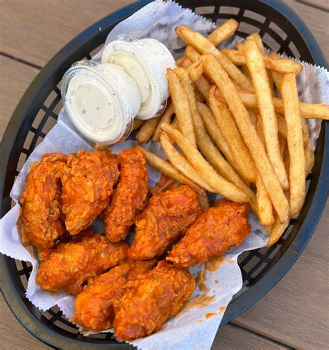 How many sugar are in boneless buffalo chicken wing basket - calories, carbs, nutrition