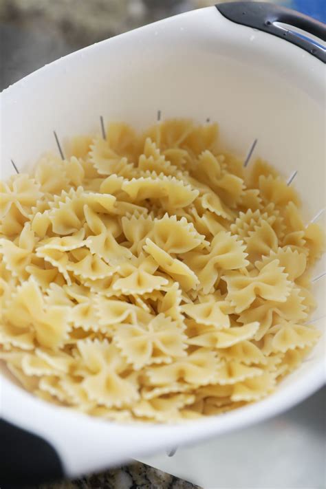 How many sugar are in bowtie pasta - calories, carbs, nutrition