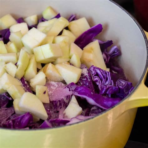 How many sugar are in braised red cabbage - calories, carbs, nutrition