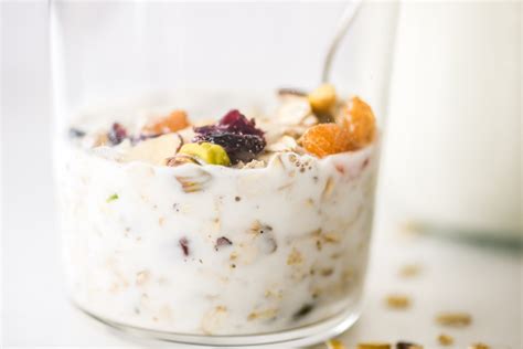 How many sugar are in breakfast muesli parfait with dried fruits and nuts - calories, carbs, nutrition