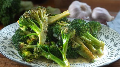 How many sugar are in broccoli w/garlic butter&cashew - calories, carbs, nutrition