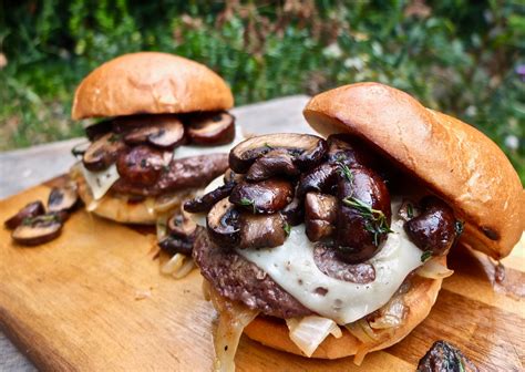 How many sugar are in burger beef mushroom 3.75 oz bruschetta potatoes & fruit cup plate - calories, carbs, nutrition