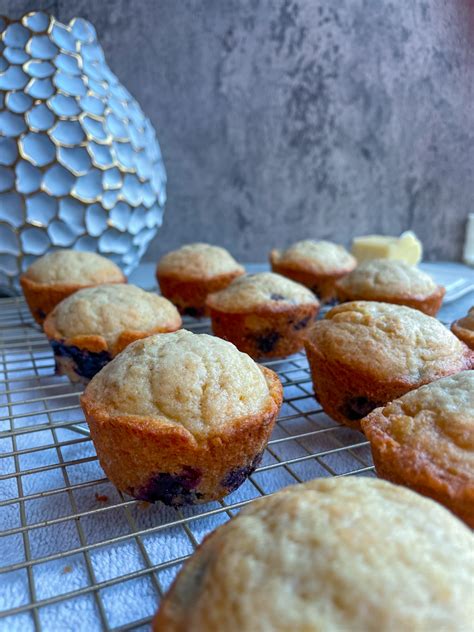 How many sugar are in buttermilk blueberry muffin - calories, carbs, nutrition