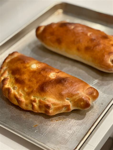 How many sugar are in calzone with pepperoni and mushrooms - calories, carbs, nutrition