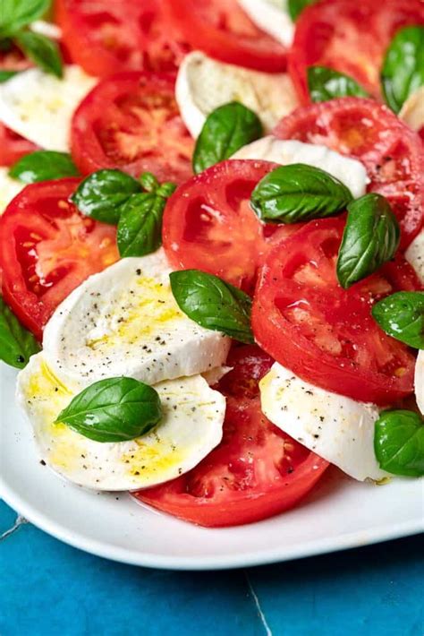 How many sugar are in caprese salad plate - calories, carbs, nutrition